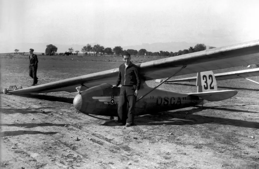 Fotos históricas de la actividad de vuelo sin motor en el aeropuerto de Huesca.