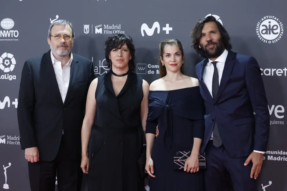 El equipo de la película 'Alcarrás' posa a su llegada a la ceremonia de entrega de los Premios
