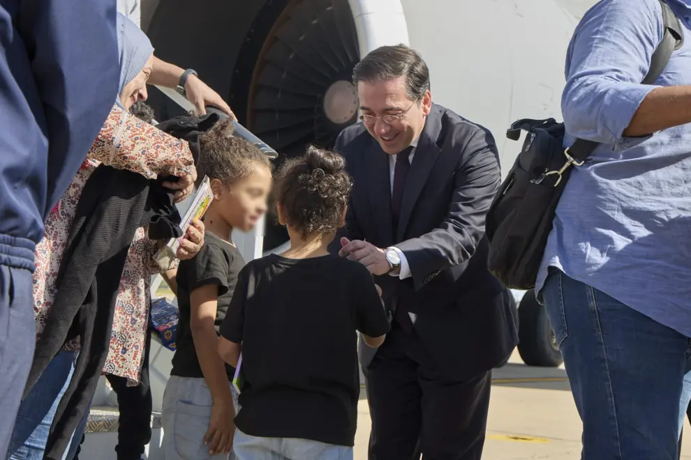 Foto de la llegada a Torrejón de Ardoz (Madrid) de los evacuados de Sudán a España los evacuados en un avión de la Base de Zaragoza