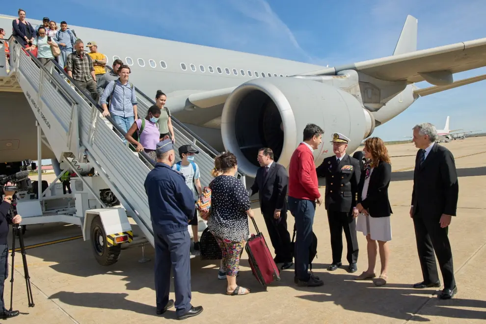 Foto de la llegada a Torrejón de Ardoz (Madrid) de los evacuados de Sudán a España, recibidos por el Ministro José Manuel Albares