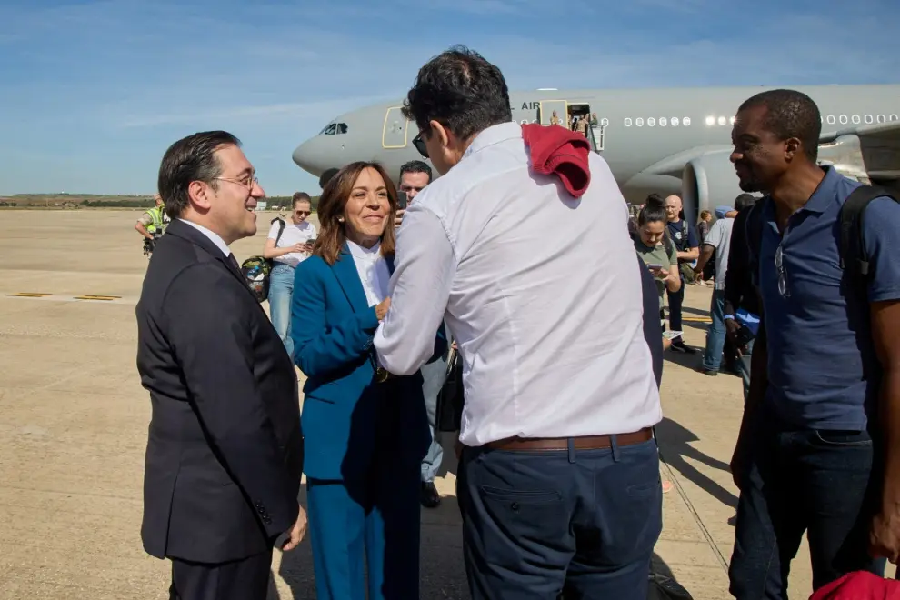 Foto de la llegada a Torrejón de Ardoz (Madrid) de los evacuados de Sudán a España, recibidos por el Ministro José Manuel Albares