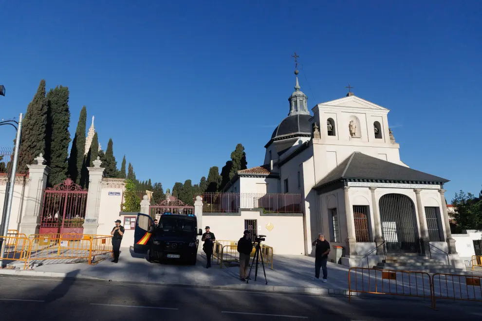 Spanish police officers guard the entrance of San Isidro cemetery, before the arrival of the exhumed remains of the founder of the Spanish fascist Falange party, Jose Antonio Primo de Rivera, from the Franco-era monument known as "The Valley of the Fallen", in Madrid, Spain, April 24, 2023. REUTERS/Juan Medina SPAIN-POLITICS/PRIMODERIVERA