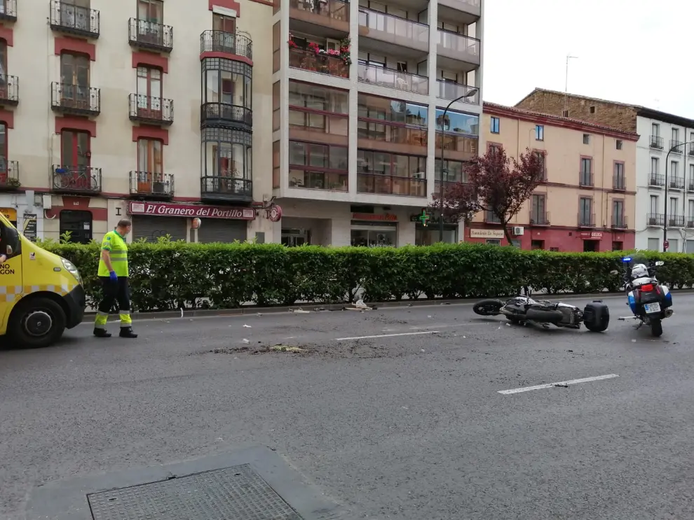 La moto ha quedado en el suelo en un carril del paseo de María Agustín, a la altura del número 60.