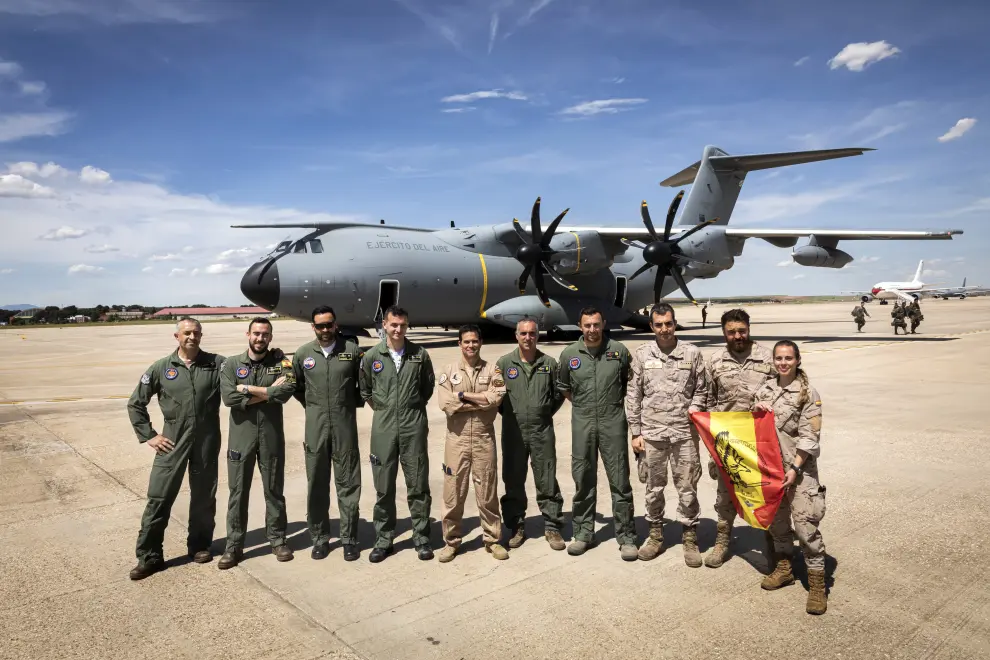 Fotos de la llegada de militares en un avión de la Base de Zaragoza tras el rescate de un centenar de civiles en Sudán