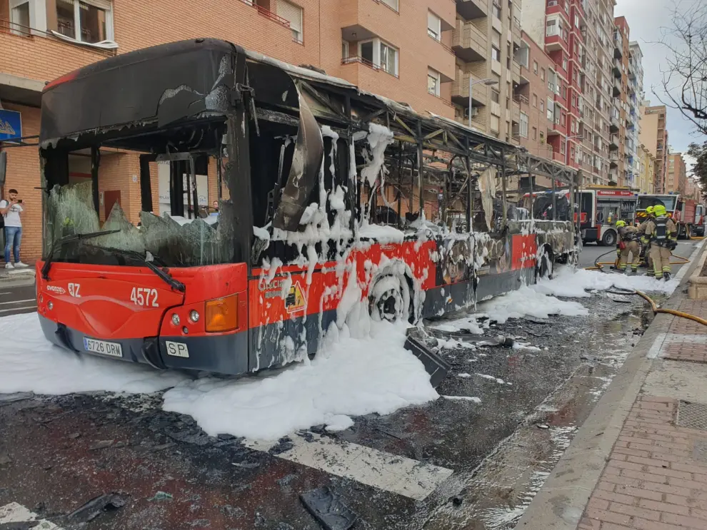 Fotos del incendio de un autobús en Zaragoza