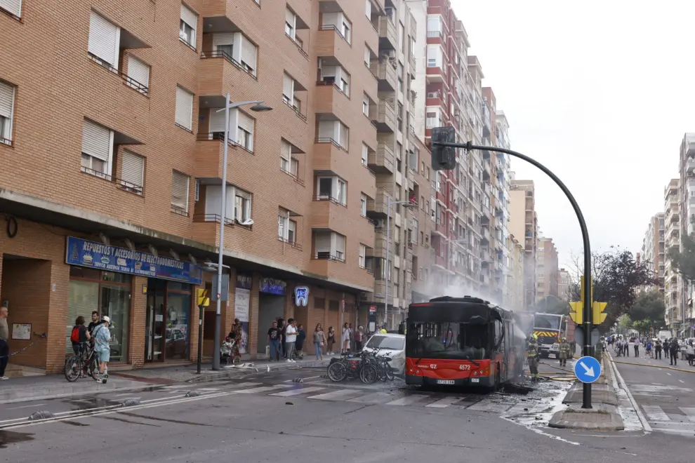 Incendio de un autobús urbano en Zaragoza