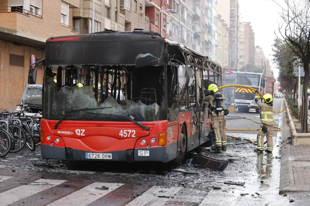 Incendio de un autobús urbano en Zaragoza