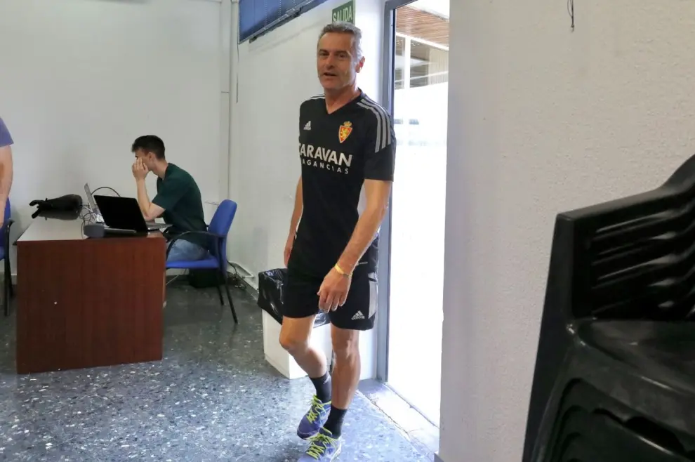 Fran Escribá entra en la sala de prensa de la Ciudad Deportiva del Real Zaragoza este viernes.