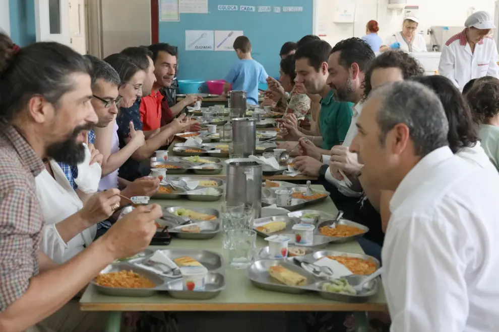 Los políticos aragoneses van al comedor escolar por un día