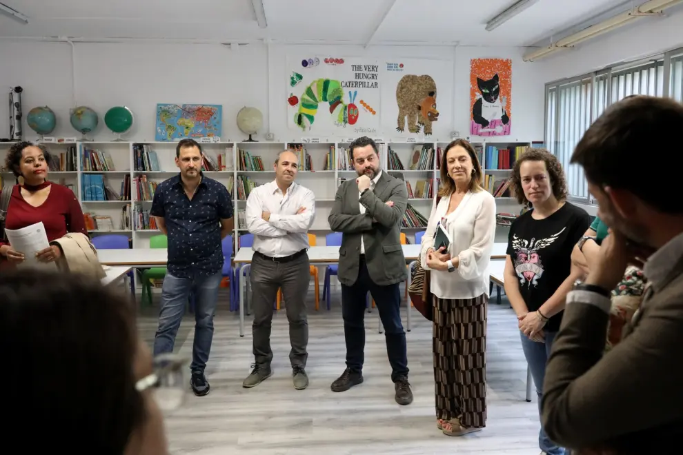 Los políticos aragoneses van al comedor escolar por un día