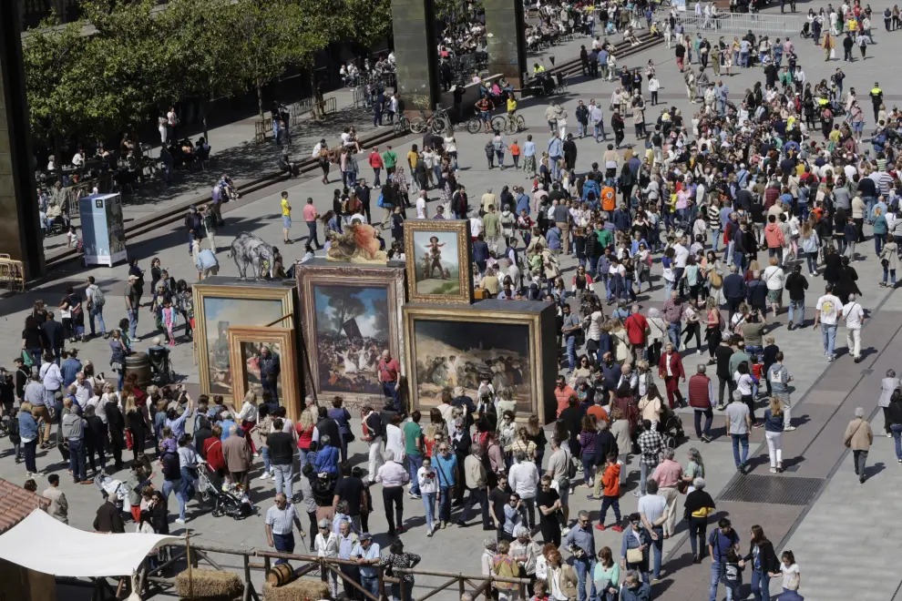 Las Fiestas Goyescas atraen a cientos de visitantes este domingo en la plaza del Pilar.