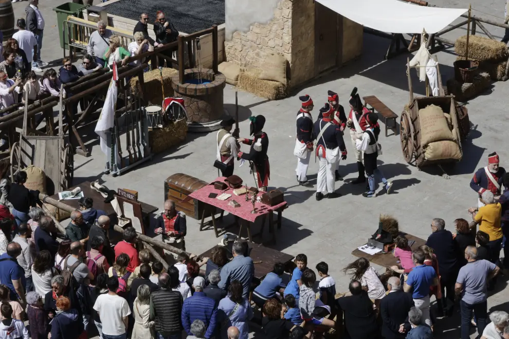 Las Fiestas Goyescas atraen a cientos de visitantes este domingo en la plaza del Pilar.