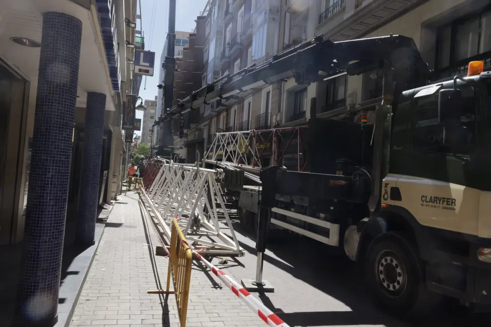 Desmontaje de una grúa en la calle de 5 de marzo de Zaragoza.