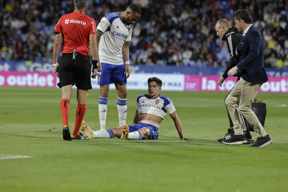 Diego Simenone lesionado en el partido Real Zaragoza-Las Palmas.