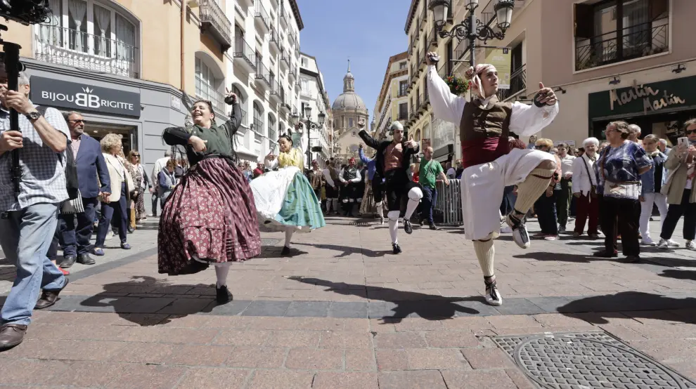 Una ronda jotera ha recorrido el centro de Zaragoza con motivo de las Fiestas Goyescas de la ciudad.