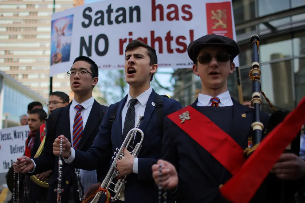 Demonstrators protest outside the site of the Satanic Temple's Satancon 2023, which they call an "in-person conference for congregations, campaigns, members, and supporters," in Boston, Massachusetts, U.S., April 28, 2023.  The Satanic Temple describes itself as "the primary religious Satanic organization in the world." REUTERS/Brian Snyder USA-DAILYLIFE/