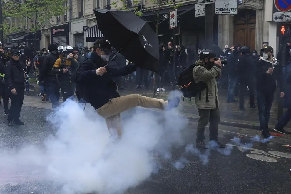 Francia, scontri alla manifestazione del Primo Maggio a Parigi