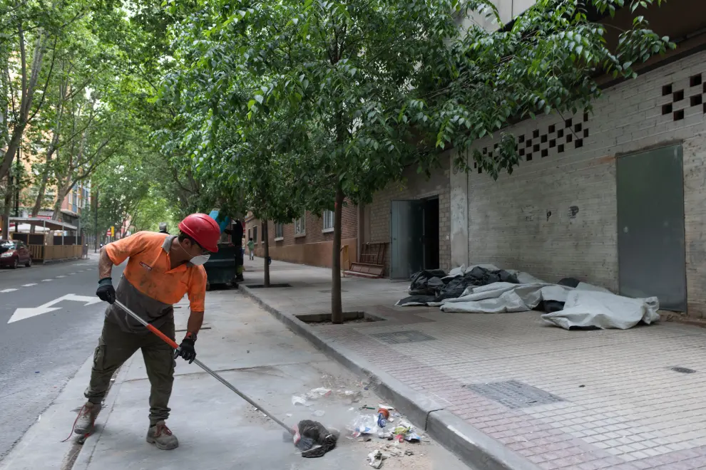 Limpieza del interior del edificio de Compromiso de Caspe en Zaragoza