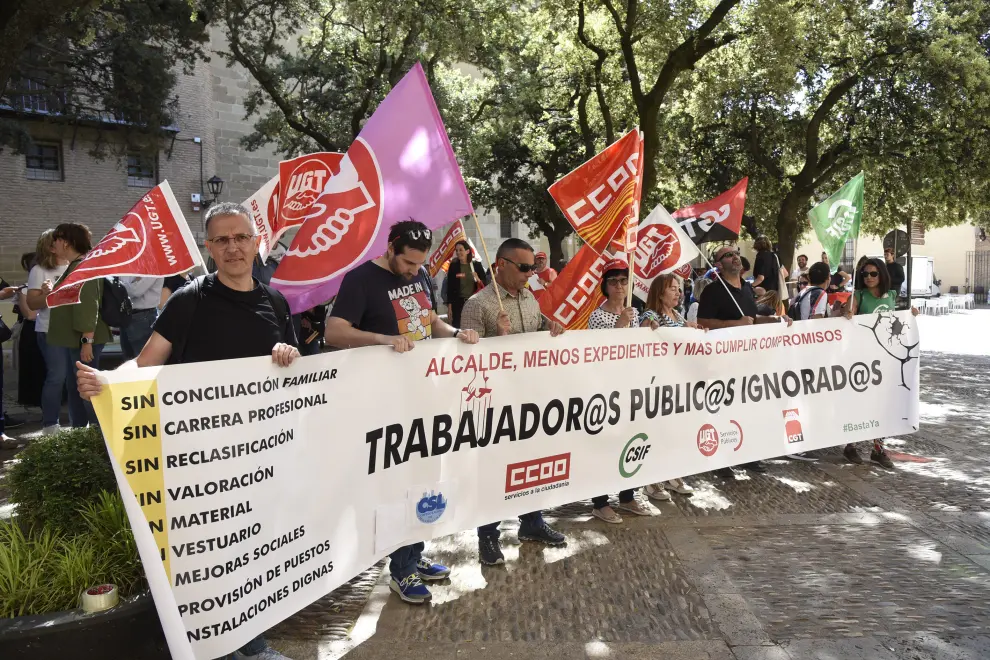Un centenar de trabajadores han secundado la concentración en el día de la primera huelga en la historia del Ayuntamiento de Huesca.