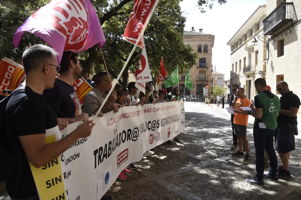 Un centenar de trabajadores han secundado la concentración en el día de la primera huelga en la historia del Ayuntamiento de Huesca.