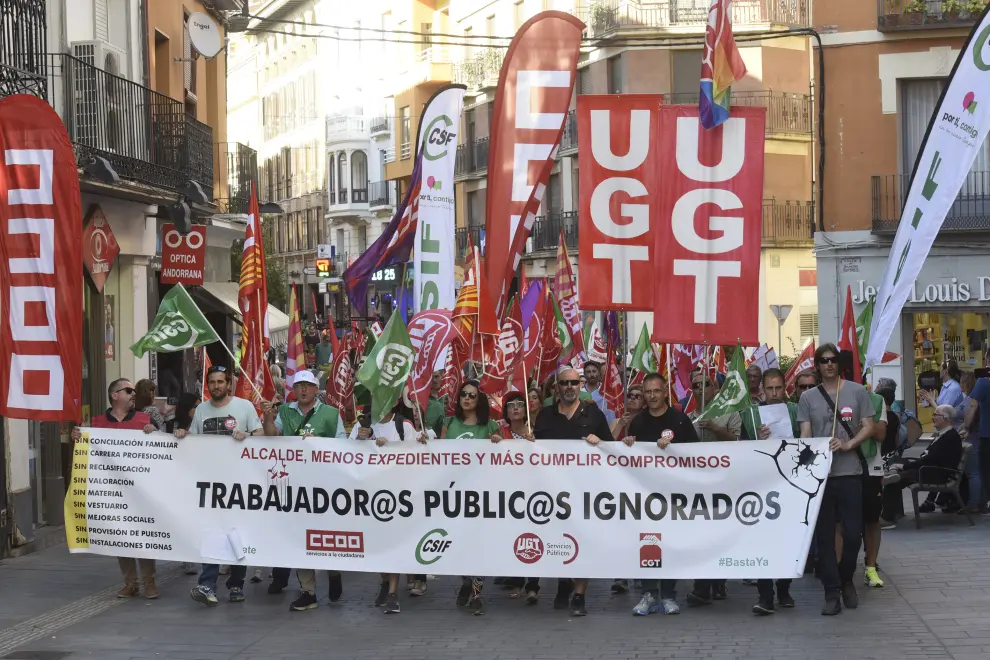 Más de 300 personas han salido este jueves a la calle en el acto final de la primera huelga en el Ayuntamiento de Huesca.