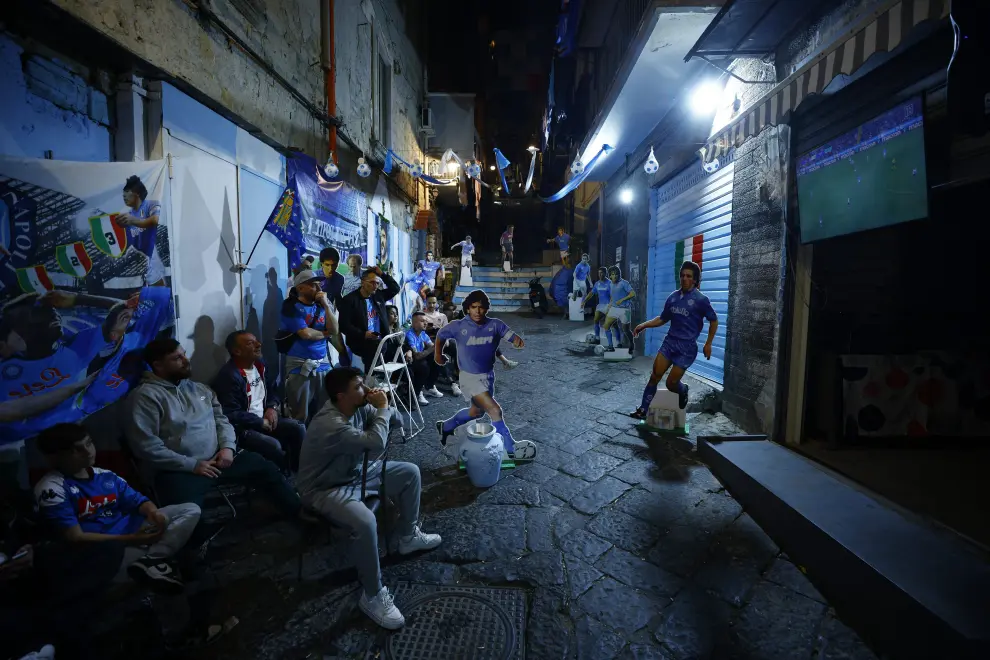 Soccer Football - Serie A - Napoli fans gather in Naples - Naples, Italy - May 4, 2023 Napoli fans gather during the match against Udinese ahead of potentially winning the Serie A title REUTERS/Guglielmo Mangiapane SOCCER-ITALY-NAP/
