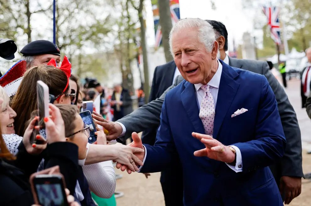 Britain's King Charles meets well-wishers during a walkabout on the Mall outside Buckingham Palace ahead of his and Camilla, Queen Consort's coronation, in London, Britain, May 5, 2023. REUTERS/Toby Melville/Pool BRITAIN-ROYALS/CORONATION