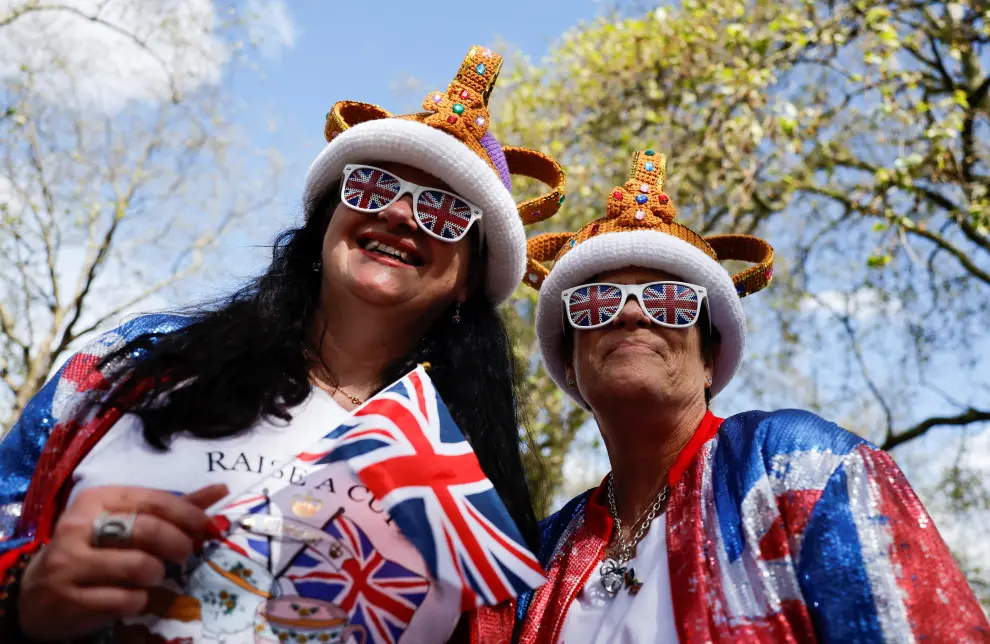 Jenny Parris and Carol Byshe wear knitted crowns on the Mall outside Buckingham Palace ahead of Britain's King Charles and Camilla, Queen Consort's coronation, in London, Britain, May 5, 2023. REUTERS/Clodagh Kilcoyne BRITAIN-ROYALS/CORONATION