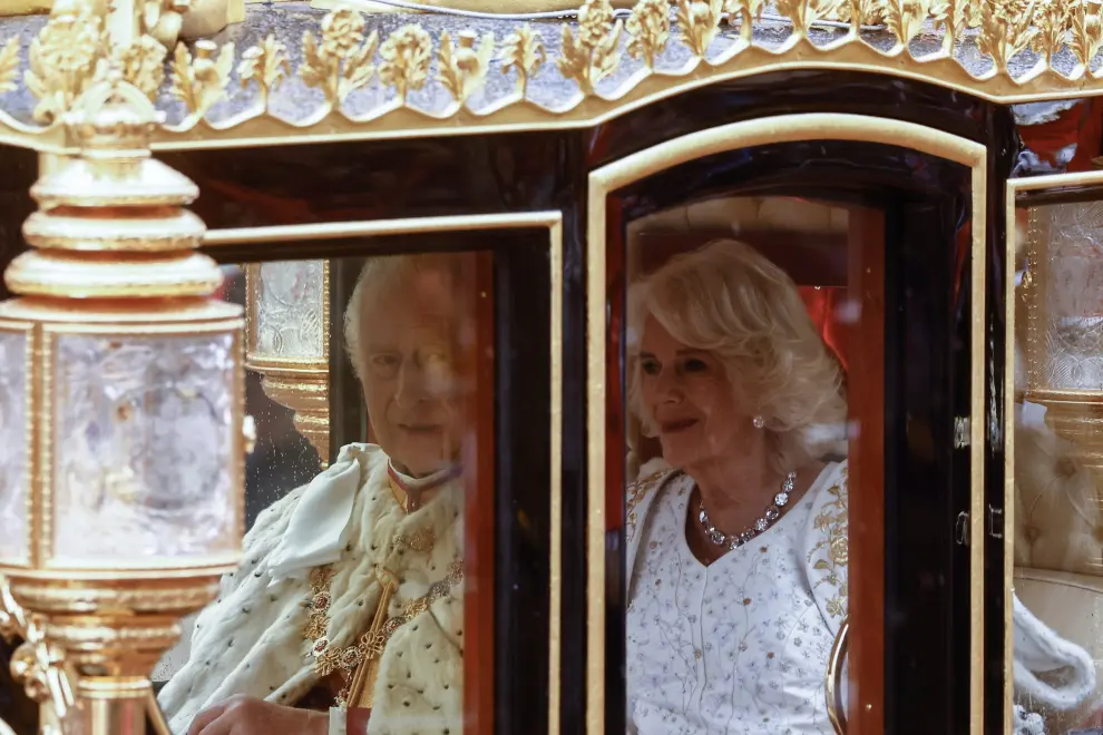 Britain's King Charles and Queen Camilla travel in the Diamond Jubilee State Coach from Buckingham Palace to Westminster Abbey to their coronation ceremony along Whitehall , in London, Britain May 6, 2023. REUTERS/Piroschka van de Wouw/Pool BRITAIN-ROYALS/CORONATION