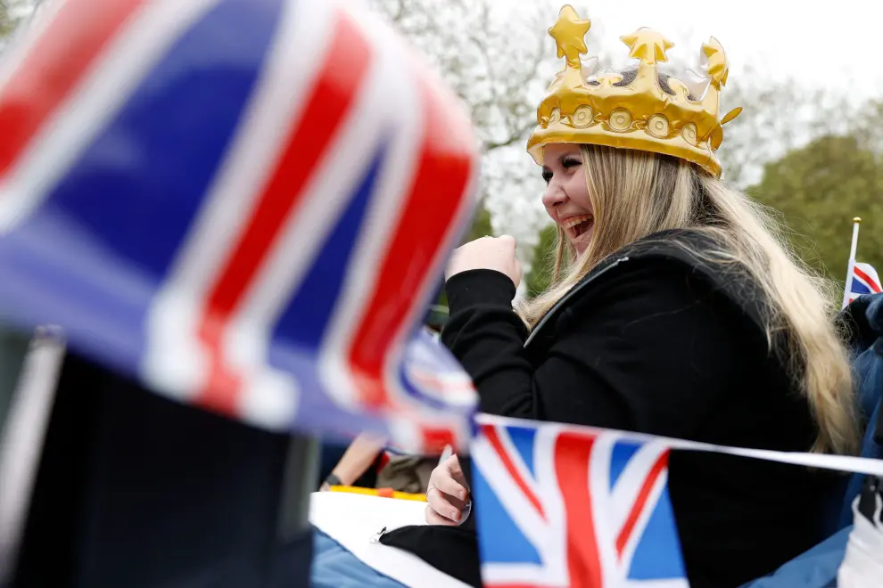 A woman attends a picnic in a garden at Windsor Castle, a day after the coronation of Britain's King Charles, in Windsor, Britain May 7, 2023. REUTERS/Stephanie Lecocq BRITAIN-ROYALS/CORONATION