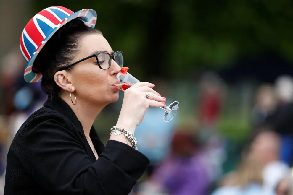 A woman attends a picnic in a garden at Windsor Castle, a day after the coronation of Britain's King Charles, in Windsor, Britain May 7, 2023. REUTERS/Stephanie Lecocq BRITAIN-ROYALS/CORONATION