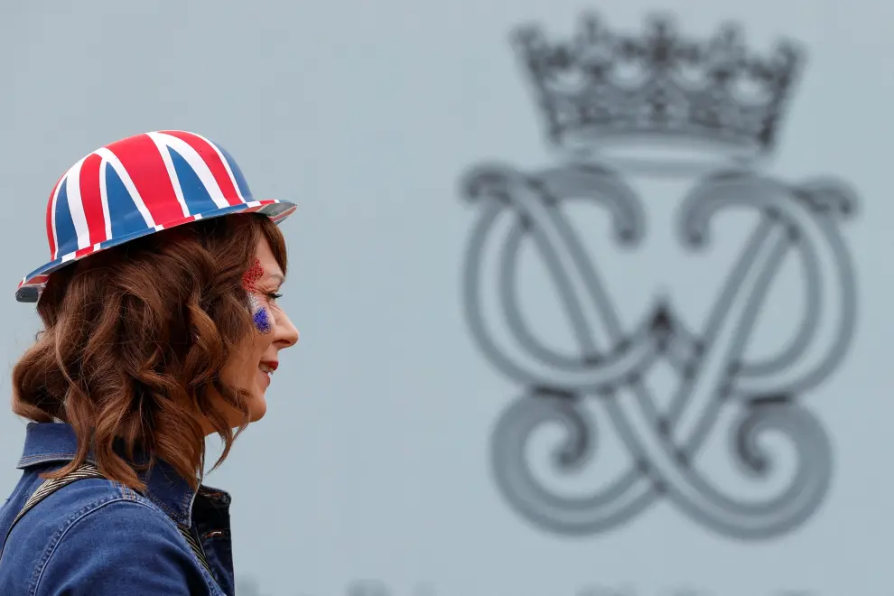 A woman drinks as she attends a picnic in a garden at Windsor Castle, a day after the coronation of Britain's King Charles, in Windsor, Britain May 7, 2023. REUTERS/Stephanie Lecocq BRITAIN-ROYALS/CORONATION