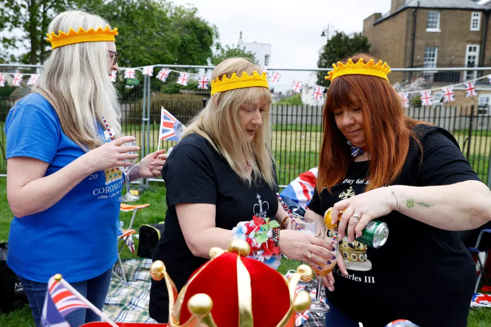 People hold drinks during a picnic in a garden at Windsor Castle, a day after the coronation of Britain's King Charles, in Windsor, Britain May 7, 2023. REUTERS/Stephanie Lecocq BRITAIN-ROYALS/CORONATION-BIG LUNCH