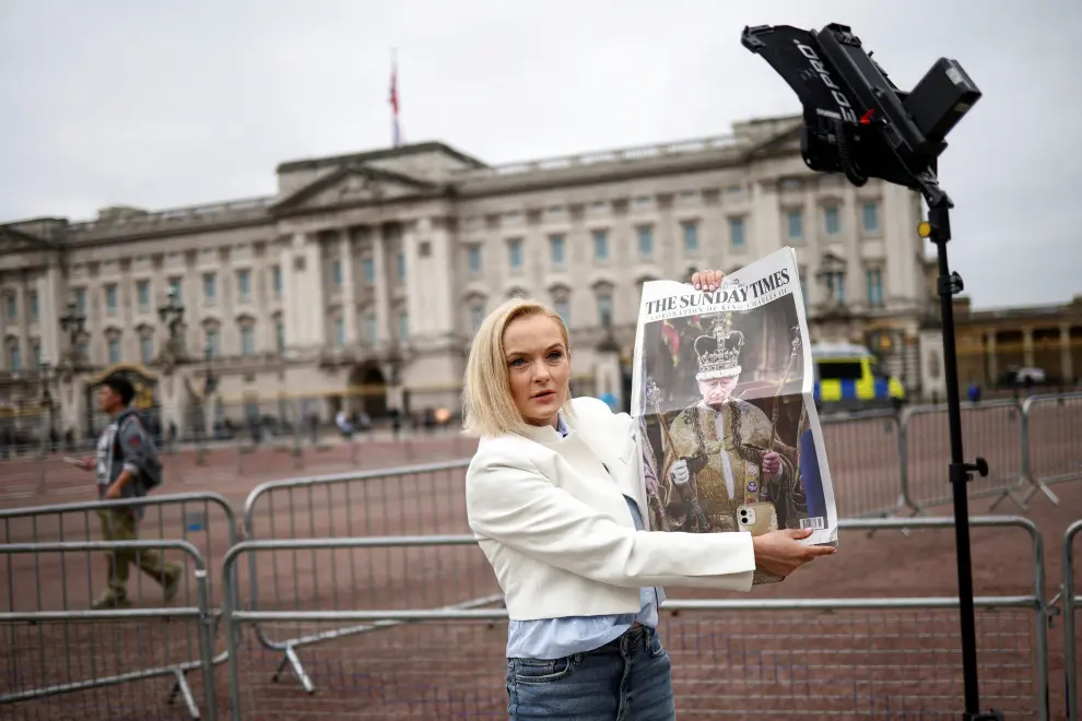 Maja Wojcikowska, TVN24 television reporter from Poland, holds up the British newspaper 'The Mail on Sunday' while reporting from outside Buckingham Palace, the day after Britain's King Charles' coronation, in London, Britain May 7, 2023. REUTERS/Henry Nicholls BRITAIN-ROYALS/CORONATION
