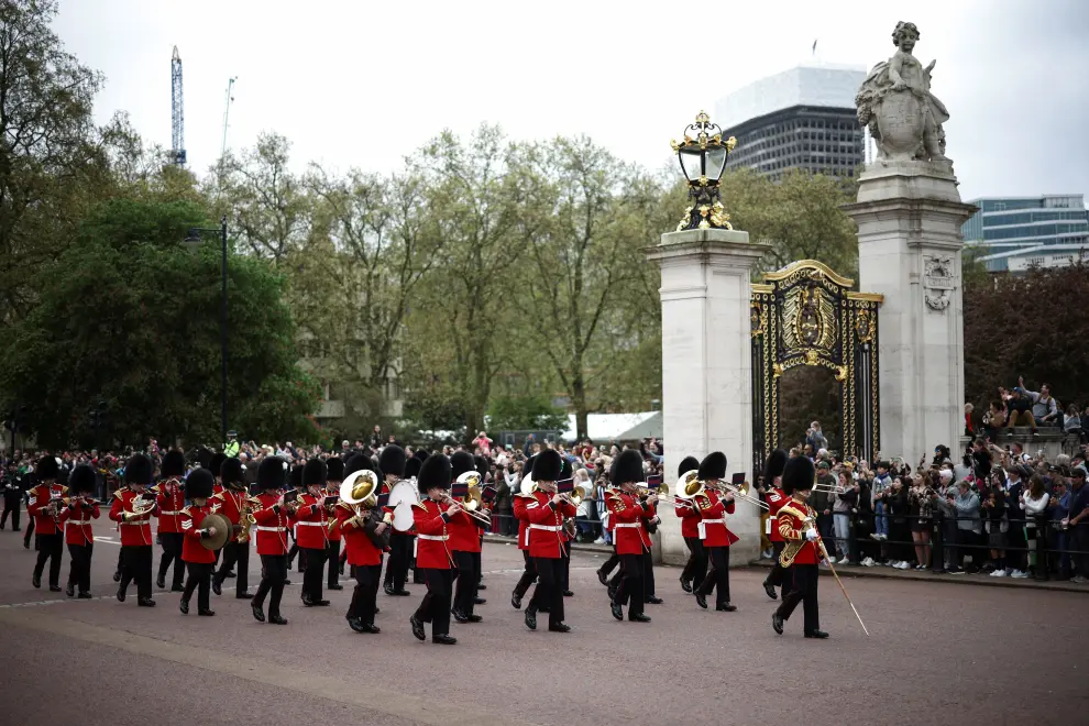 People watch Changing of the Guard ceremony outside Buckingham Palace, the day after Britain's King Charles' coronation, in London, Britain May 7, 2023. REUTERS/Henry Nicholls BRITAIN-ROYALS/CORONATION