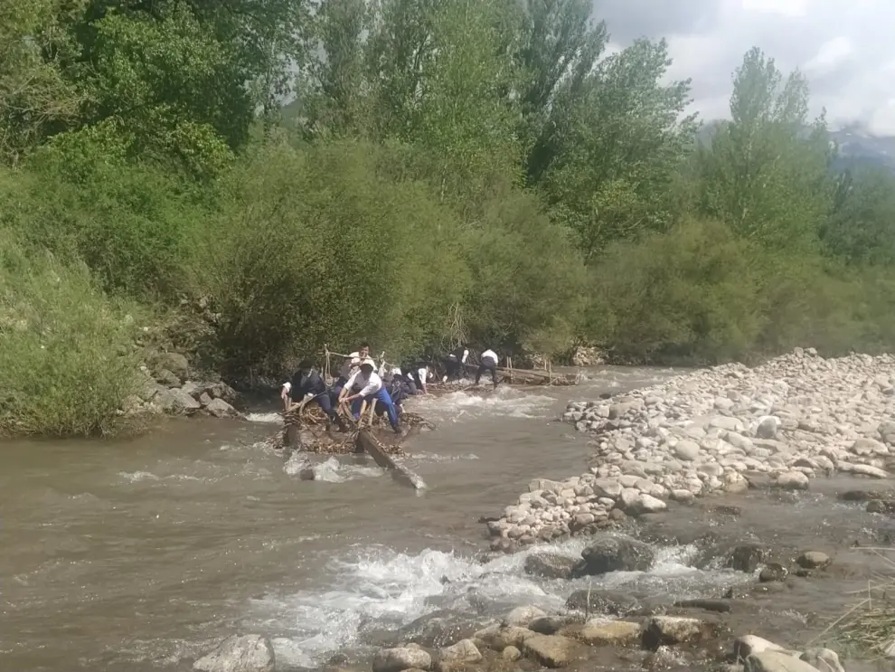 El bajo caudal del río Aragón-Subordán ha endurecido este año el descenso de las navatas de Hecho, que han encallado en algunos tramos.