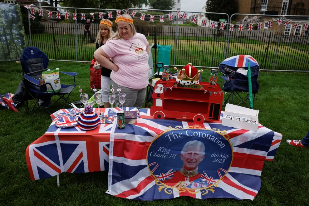 Royal fans drassed in royal-themed costumes attend a picnic while waiting for a coronation concert at Windsor Castle, in Windsor, Britain May 7, 2023. REUTERS/Clodagh Kilcoyne BRITAIN-ROYALS/CORONATION