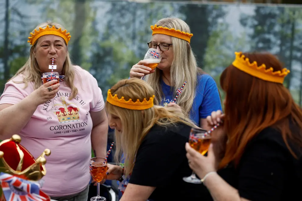 Royal fans dressed in royal-themed costumes attend a picnic while waiting for a coronation concert at Windsor Castle, in Windsor, Britain May 7, 2023. REUTERS/Clodagh Kilcoyne BRITAIN-ROYALS/CORONATION