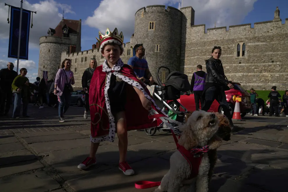 People in costumes watch a screening of the concert marking Britain's King Charles' coronation, near Windsor Castle, Windsor, Britain May 7, 2023. REUTERS/Toby Melville     TPX IMAGES OF THE DAY BRITAIN-ROYALS/CORONATION-CONCERT