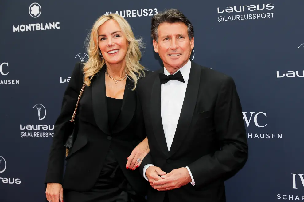 El presidente de la IAAF, Sebastian Coe (R) posa en la gala de los Premios Laureus 2023