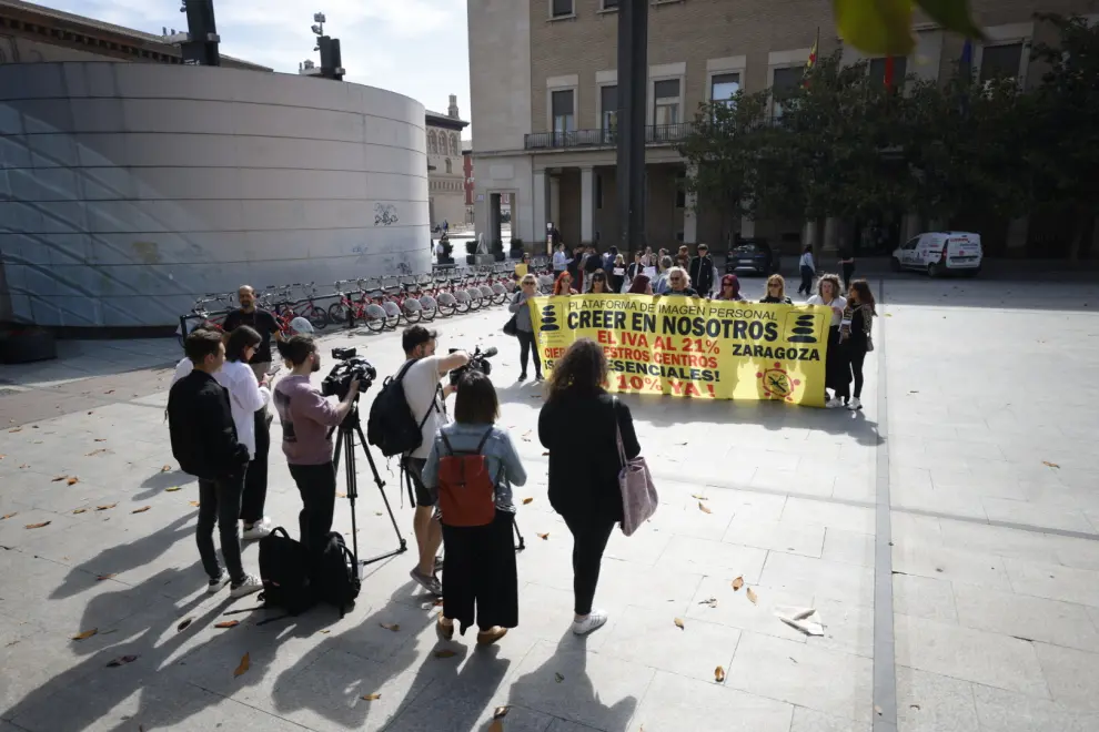 Nueva protesta de las peluqueras en Zaragoza por la rebaja del IVA