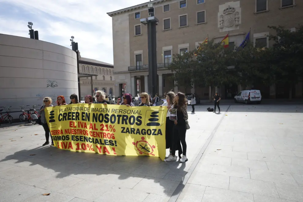 Nueva protesta de las peluqueras en Zaragoza por la rebaja del IVA