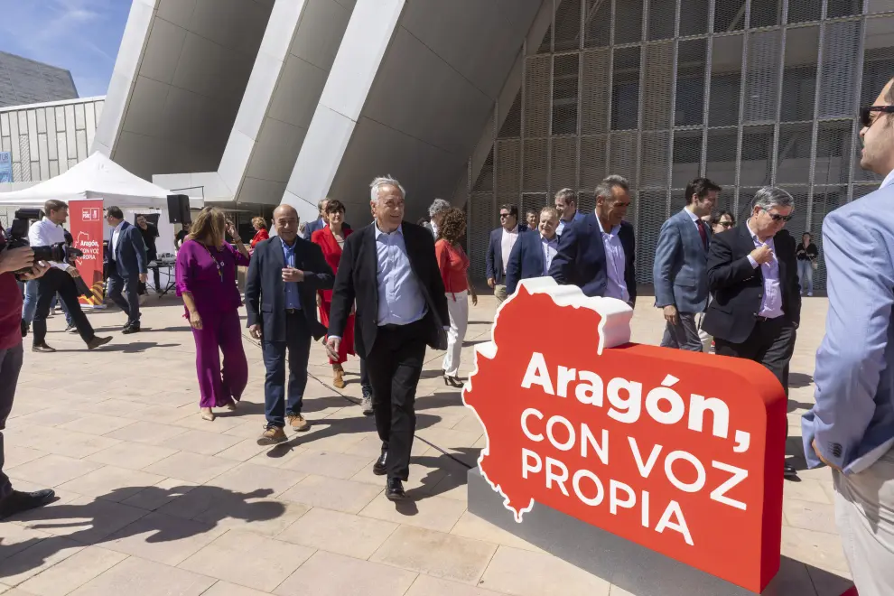 Foto de la presentación de la candidatura autonómica del PSOE Aragón en la escultura Alma del Ebro en la Expo de Zaragoza