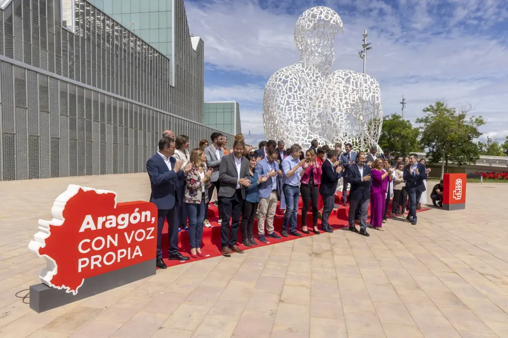 Foto de la presentación de la candidatura autonómica del PSOE Aragón en la escultura Alma del Ebro en la Expo de Zaragoza