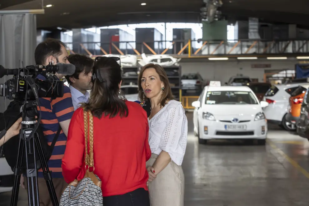 Foto de Natalia Chueca en la Cooperativa de Taxi de Zaragoza, en la reunión que ha mantenido con representantes del sector
