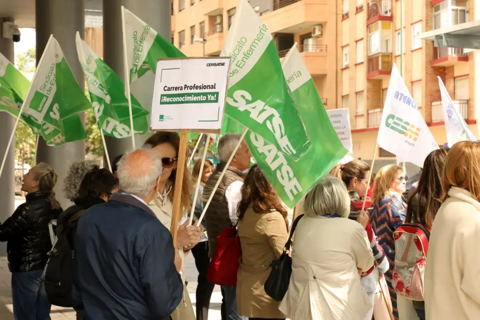 Foto de la concentración de los sindicatos de médicos y enfermeros de Aragón ante la Consejería de Sanidad y del Salud de Zaragoza