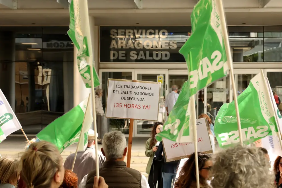 Foto de la concentración de los sindicatos de médicos y enfermeros de Aragón ante la Consejería de Sanidad y del Salud de Zaragoza