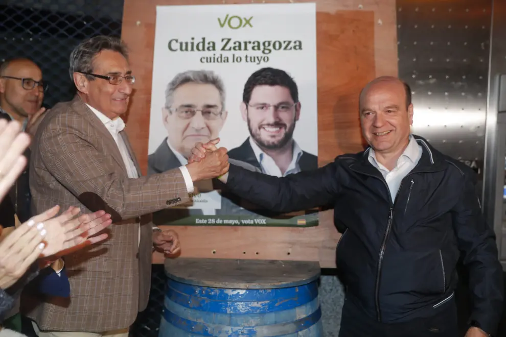 Inicio de campaña de Vox en Zaragoza: el candidato a la alcaldía de Zaragoza, Julio Calvo (i), y el candidato a la presidencia de las Cortes de Aragón, Santiago Morón