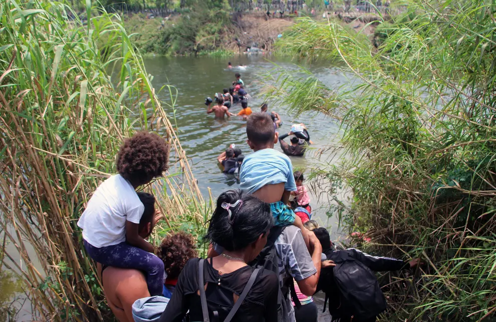 Migrantes cruzan el río Bravo para tratar de ingresar a Estados Unidos, en Matamoros (México).