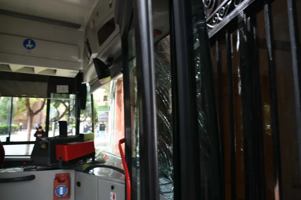 Foto: un autobús invade la acera y se empotra contra un edificio en la calle de Conde de Aranda en Zaragoza